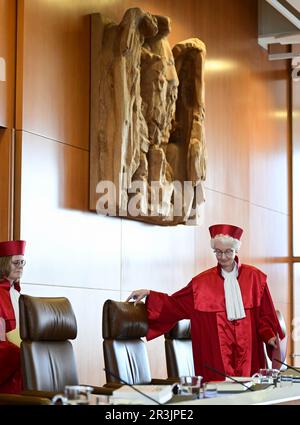 Karlsruhe, Deutschland. 24. Mai 2023. Doris König, Vorsitzende des Zweiten Senats des Bundesverfassungsgerichts, steht während einer mündlichen Anhörung im Gerichtssaal. Auf der linken Seite befindet sich Richter Astrid Wallrabenstein. Das Bundesverfassungsgericht überprüft derzeit neue Vorschriften zur Wiederaufnahme von Strafverfahren. Seit Ende 2021 sieht die Strafprozessordnung (Abschnitt 362) vor, dass im Falle der schwersten Straftaten, wie etwa Mord, abgeschlossene Verfahren zum Nachteil des Angeklagten wieder eröffnet werden können, wenn neue Beweise vorliegen. Kredit: Bernd Weißbrod/dpa/Alamy Live News Stockfoto