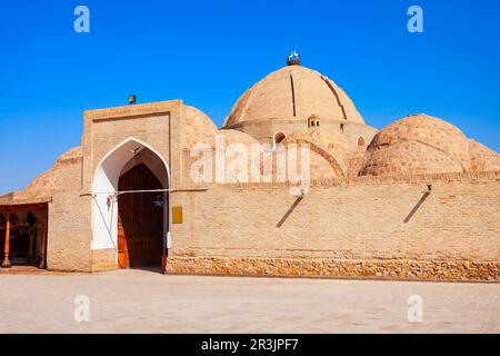 Der Toqi Zargaron Basar ist ein überdachter Markt in der Nähe des Minaretts der Kalyan Moschee in Buchara, Usbekistan Stockfoto