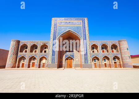 Kosh Madrasah ist ein architektonisches Ensemble bestehend aus Modari Khan Madrasa und Abdullah Khan Madrassa in Buchara, Usbekistan Stockfoto