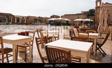 Restaurant im Freien in einem typisch italienischen Dorf. Marzamemi Sizilien Stockfoto