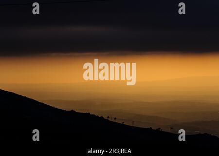 Llanuras onduladas de Beira Litoral desde Serra Da Estrela, Beira Alta, Portugal, Europa. Stockfoto