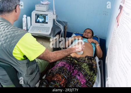 Examen por Ultrasonidos, Centro de Salud, Lancetillo (La Parroquia), Municipio de Uspantán, Quiche, Sierra de Chamá, Guatemala, Mittelamerika. Stockfoto