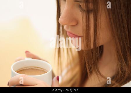 Mujer joven bebiendo de una taza, islas baleares, Spanien. Stockfoto