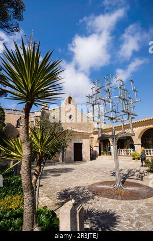 Creu de les Creus, Una escultura realizada por el artista Jaume Falconer y el herrero Toni Sastre, jugando con la Idee del árbol de la Ciencia de Ramon Llull, Santuario de Cura, en La Cima de la Montaña de Randa, Algaida, Mallorca, Balearen, Spanien, Europa. Stockfoto