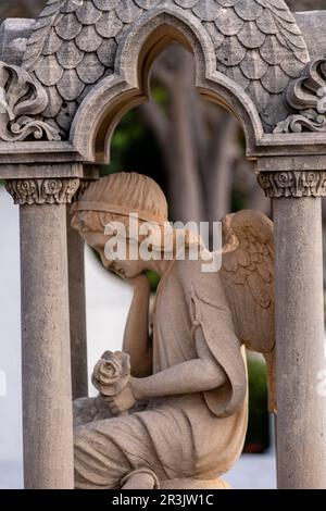 edicule mit denkender Engel in Erinnerung an Gabriel Bordoy, 1911, Friedhof Alaró, Mallorca, Balearen, Spanien. Stockfoto