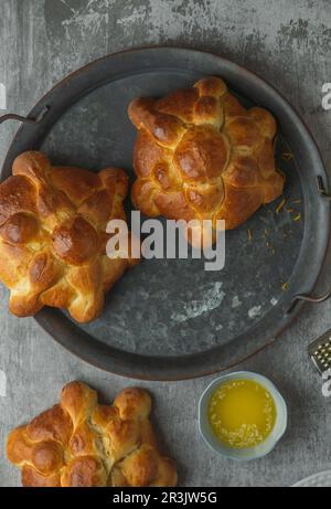Mexikanisches Pan de Muertos für den Tag der Toten. Draufsicht Stockfoto