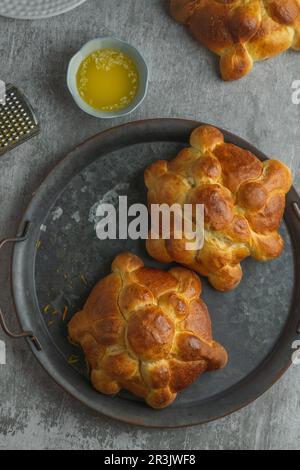 Mexikanisches Pan de Muertos für den Tag der Toten. Draufsicht Stockfoto