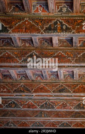 Mudejar Kassettendecke aus dem 14. Jahrhundert, Kreuzgang von Santo Domingo de Silos, Provinz Burgos, Spanien. Stockfoto