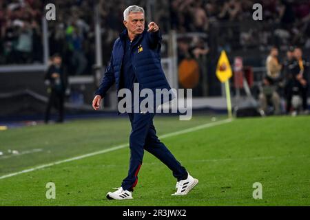 Jose Mourinho Trainer von AS Roma Gesten während des Fußballspiels der Serie A zwischen AS Roma und US Salernitana 919 im Olimpico-Stadion in Rom (Italien), Stockfoto