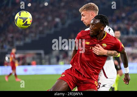 Tammy Abraham von AS Roma und Flavius Daniliuc von US Salernitana treten während des Fußballspiels Serie A zwischen AS Roma und US Salernit um den Ball an Stockfoto