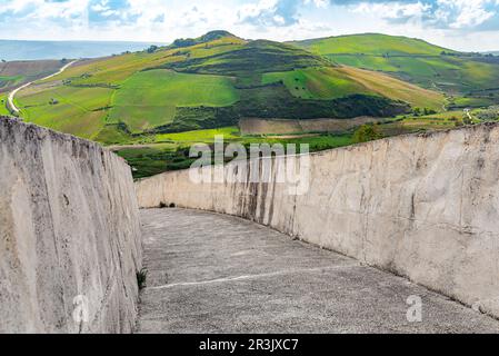 Spektakuläre Kunst in der Landschaft Siziliens. Das Dorf Gibellina unter weißem Zement Stockfoto