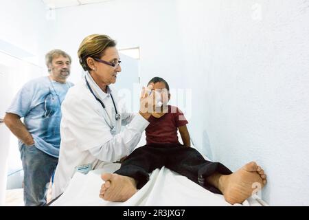 Tratamiento de Insuficiencia Respiratoria Infantil, La Taña, Zona Reina, Uspantán, Quiche, Guatemala, Mittelamerika. Stockfoto