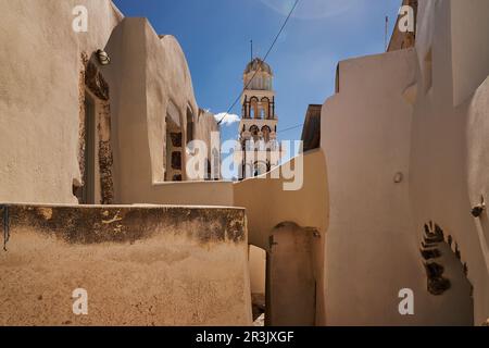 Orthodoxe Kirche mit mehrschichtiger Glockenturmfassade in Emporio, Santorin, Griechenland Stockfoto