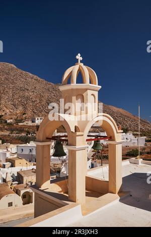 Wunderschöne kleine orthodoxe Kirche mit weißer Kuppel und farbenfrohem Glockenturm auf der Terrasse - Emporio, Santorin, Griechenland Stockfoto