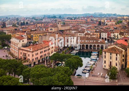 Desenzano del Garda Hafen Antenne Panoramablick. Desenzano ist eine Stadt am Ufer des Gardasees in der Provinz Brescia in der Lombardei, Italien. Stockfoto