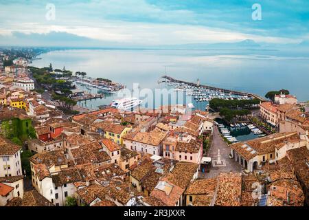 Desenzano del Garda Hafen Antenne Panoramablick. Desenzano ist eine Stadt am Ufer des Gardasees in der Provinz Brescia in der Lombardei, Italien. Stockfoto