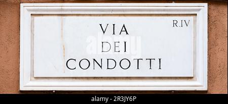 Rom, Italien. Straßenschild der berühmten Condotti Straße - Via dei Condotti - Zentrum der römischen Luxus-Shopping. Stockfoto