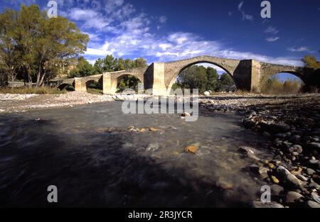 Puente romanico sobre el rio Isabena. Capella. Valle de Isábena. Pirineo Aragones. Huesca. España. Stockfoto