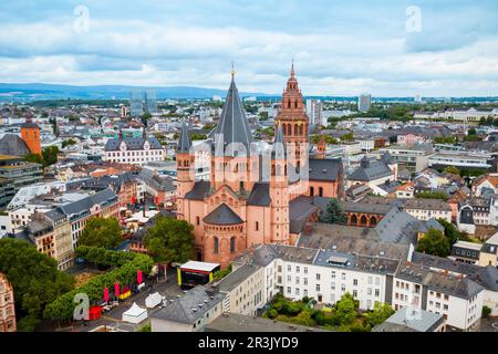 Mainzer Dom Antenne Panoramablick, auf dem Marktplatz der Stadt Mainz in Deutschland Stockfoto