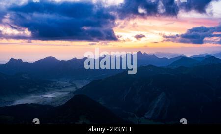 Tannheimer Tal in der Abenddämmerung mit Gebirgsgälischorn, Rote FlÃ¼h, Gimpel und Kellenspitze Stockfoto