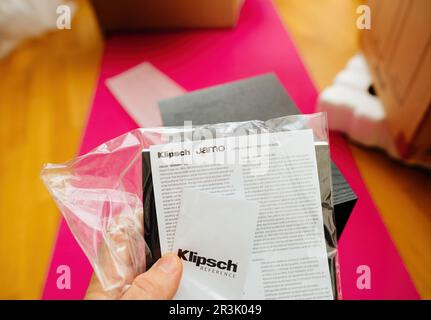 New York, USA - 18. April 2023: Handlesehandbücher moderner Klipsch Reference Regallautsprecher mit kräftigen Bässen und klaren Höhen, die für professionelle Audiogeräte in Nahaufnahme ausgepackt werden. Stockfoto