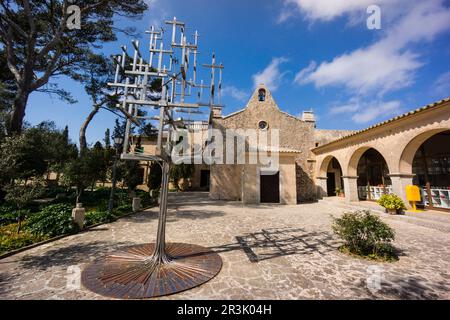 Creu de les Creus, Una escultura realizada por el artista Jaume Falconer y el herrero Toni Sastre, jugando con la Idee del árbol de la Ciencia de Ramon Llull, Santuario de Cura, en La Cima de la Montaña de Randa, Algaida, Mallorca, Balearen, Spanien, Europa. Stockfoto