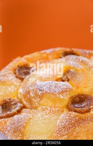 Ensaimada dels Darrers stirbt, dekoriert mit Sobrassada und Kürbis, typisch für die letzten Tage vor Beginn der Fastenzeit, Mallorca, Spanien. Stockfoto