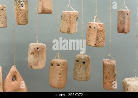 Pesas de telar, Museo monografico de Conimbriga, Ciudad del Conventus Scallabitanus, provincia Romana de Lusitania, cerca de Condeixa-a-Nova, Distrito de Coimbra, Portugal, Europa. Stockfoto