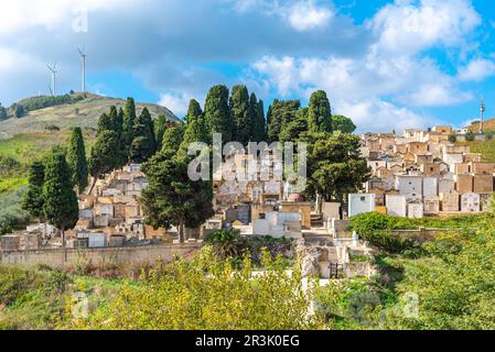 Der kleine Friedhof des Dorfes Gibellina Vecchia in Sizilien Stockfoto