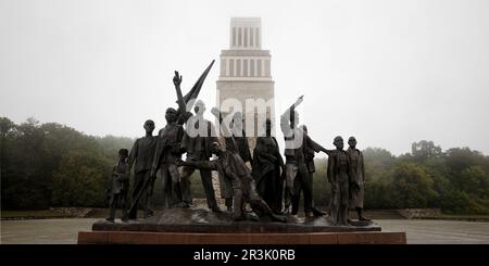 Buchenwald-Denkmal mit Figuren und Glockenturm, Buchenwald-Denkmal, Weimar, Deutschland Stockfoto