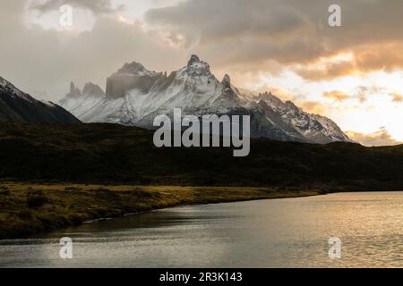 Cuernos Del Paine, Lago Pehoé, 2600 Metros, trekking W, Parque Nacional Torres del Paine, Sistema Nacional de Áreas Protegidas Silvestres del Estado de Chile Patagonien, República de Chile, América del Sur. Stockfoto