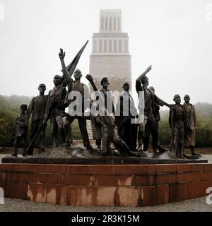 Buchenwald-Denkmal mit Figuren und Glockenturm, Buchenwald-Denkmal, Weimar, Deutschland Stockfoto