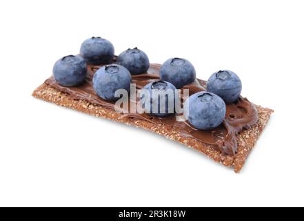 Frisches knuspriges Roggen-Knäckebrot mit Schokoladenaufstrich und Blaubeeren, isoliert auf Weiß Stockfoto