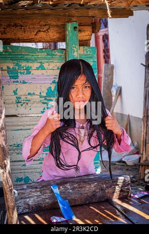 Niña lavandose El Pelo, Aldea de Yacón, San Sebastián Lemoa, Municipio de Chichicastenango, Quiché, Guatemala, Mittelamerika. Stockfoto