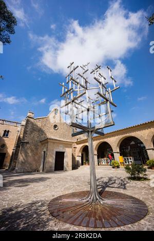 Creu de les Creus, Una escultura realizada por el artista Jaume Falconer y el herrero Toni Sastre, jugando con la Idee del árbol de la Ciencia de Ramon Llull, Santuario de Cura, en La Cima de la Montaña de Randa, Algaida, Mallorca, Balearen, Spanien, Europa. Stockfoto