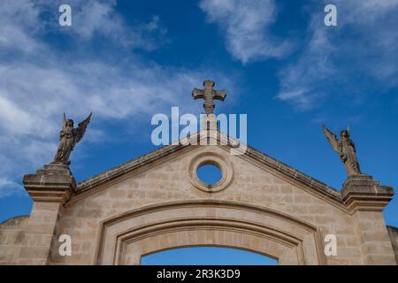 Engel des Hauptportals, Friedhof Llucmajor, Mallorca, Balearen, Spanien. Stockfoto