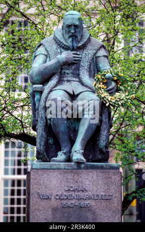 Niederlande, Statue von Johan van Oldenbarnevelt in Den Haag. Er war ein niederländischer Staatsmann und Revolutionär. Stockfoto