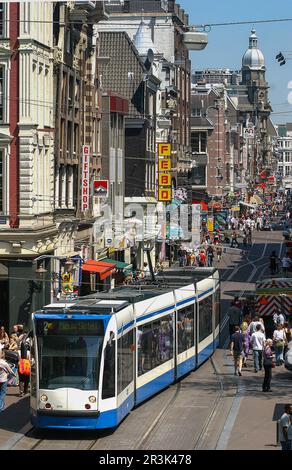 Niederlande, Amsterdam. Leute und Straßenbahnen in der Leidsestraat. Stockfoto