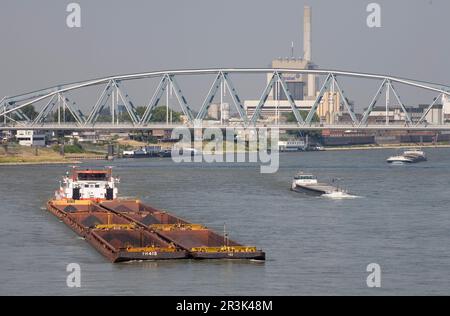 Die Niederlande, Fracht- und Schubboote nutzen den Fluss Waal bei Nijmegen Stockfoto