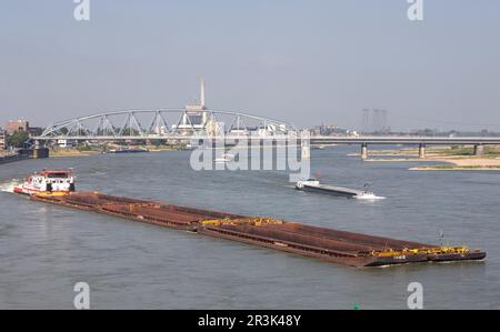 Die Niederlande, Fracht- und Schubboote nutzen den Fluss Waal bei Nijmegen Stockfoto