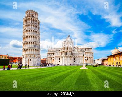Schiefer Turm von Pisa und Pisa Dom auf der Piazza dei Miracoli oder Platz der Wunder in Pisa, Italien Stockfoto