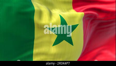 Detail der senegalesischen Nationalflagge, die im Wind winkt Stockfoto