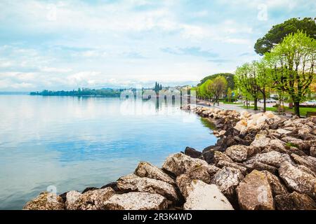 Desenzano del Garda Hafen Antenne Panoramablick. Desenzano ist eine Stadt am Ufer des Gardasees in der Provinz Brescia in der Lombardei, Italien. Stockfoto