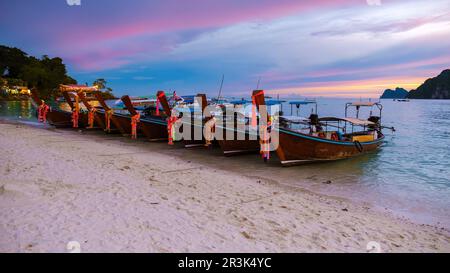 Langboot bei Sonnenuntergang am Strand von Koh Phi Phi Don Thailand Stockfoto