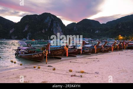 Langboot bei Sonnenuntergang am Strand von Koh Phi Phi Don Thailand am 2022. November Stockfoto