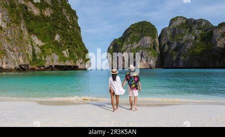 Maya Bay Beach Koh Phi Phi Thailand am Morgen mit türkisfarbenem Meer Stockfoto