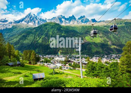 Chamonix Seilbahn aus der Luft Panoramablick. Chamonix Mont Blanc ist eine Gemeinde und Stadt im Südosten Frankreichs Stockfoto