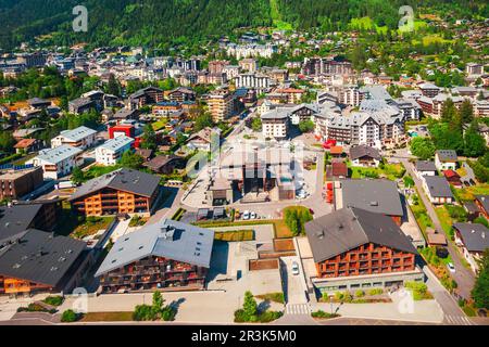 Chamonix Antenne Panoramablick. Chamonix Mont Blanc ist eine Gemeinde und Stadt im Südosten von Frankreich Stockfoto