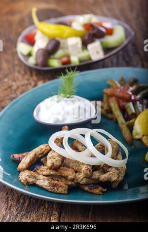 Griechische Gyros mit Pommes auf Holz Stockfoto