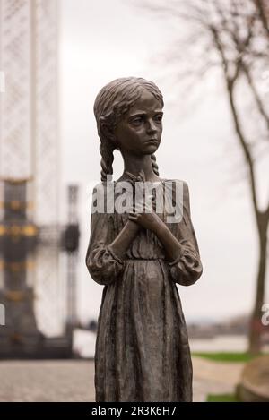 Kiew, Ukraine - 13. April 2023: Hungry Little Girls Bronze Monument als Symbol der Opfer des Holodomor 1932-1933 in der Ukraine, organisiert vom Stockfoto